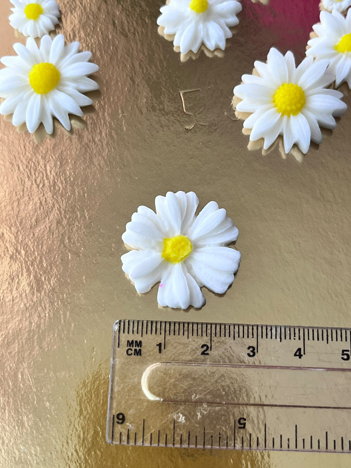 Edible Sugar Daisy Cake Decoration / Set of 24 Fondant Daisies