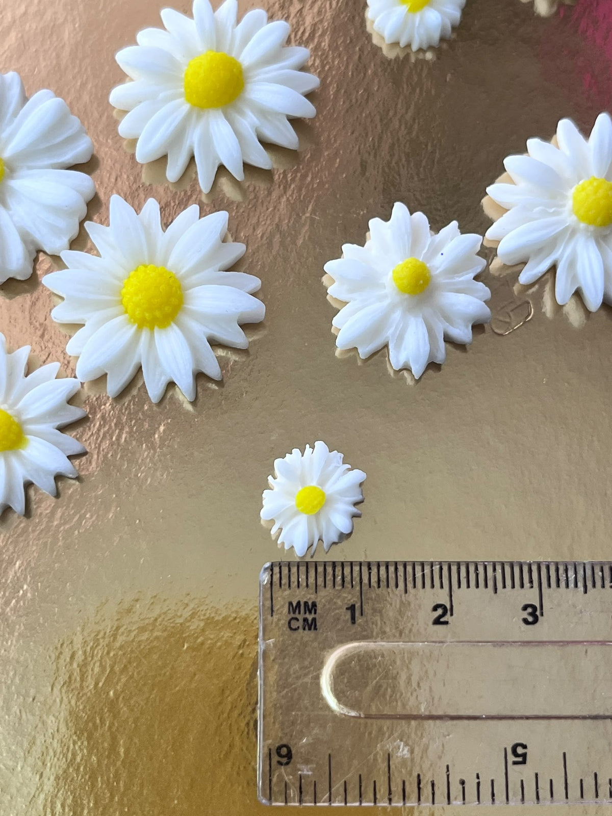 Edible Sugar Daisy Cake Decoration / Set of 24 Fondant Daisies