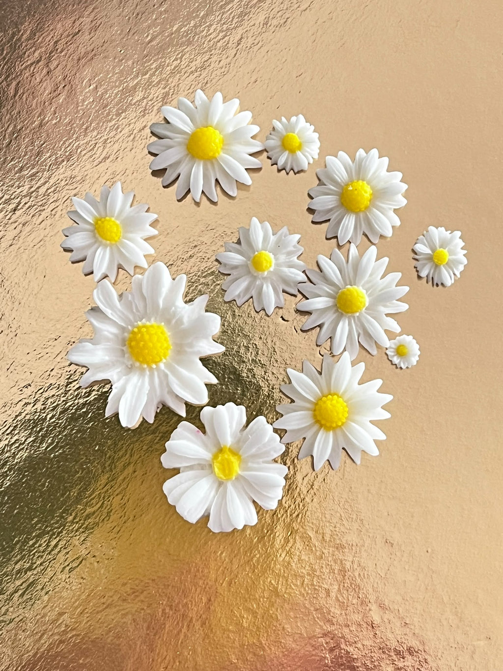 Edible Sugar Daisy Cake Decoration / Set of 24 Fondant Daisies