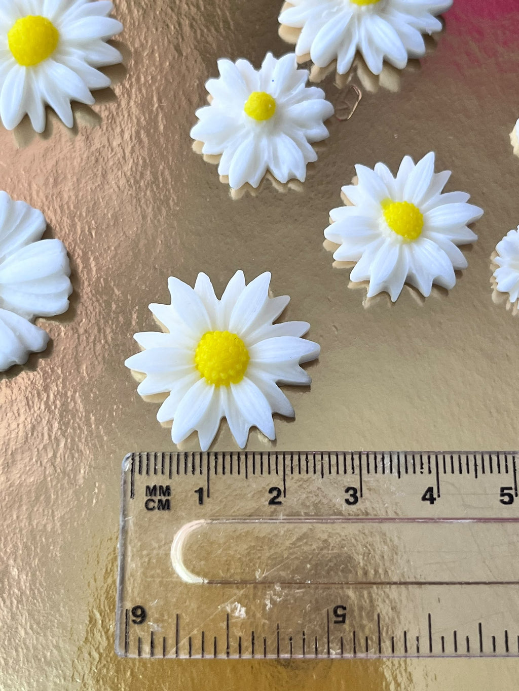 Edible Sugar Daisy Cake Decoration / Set of 24 Fondant Daisies