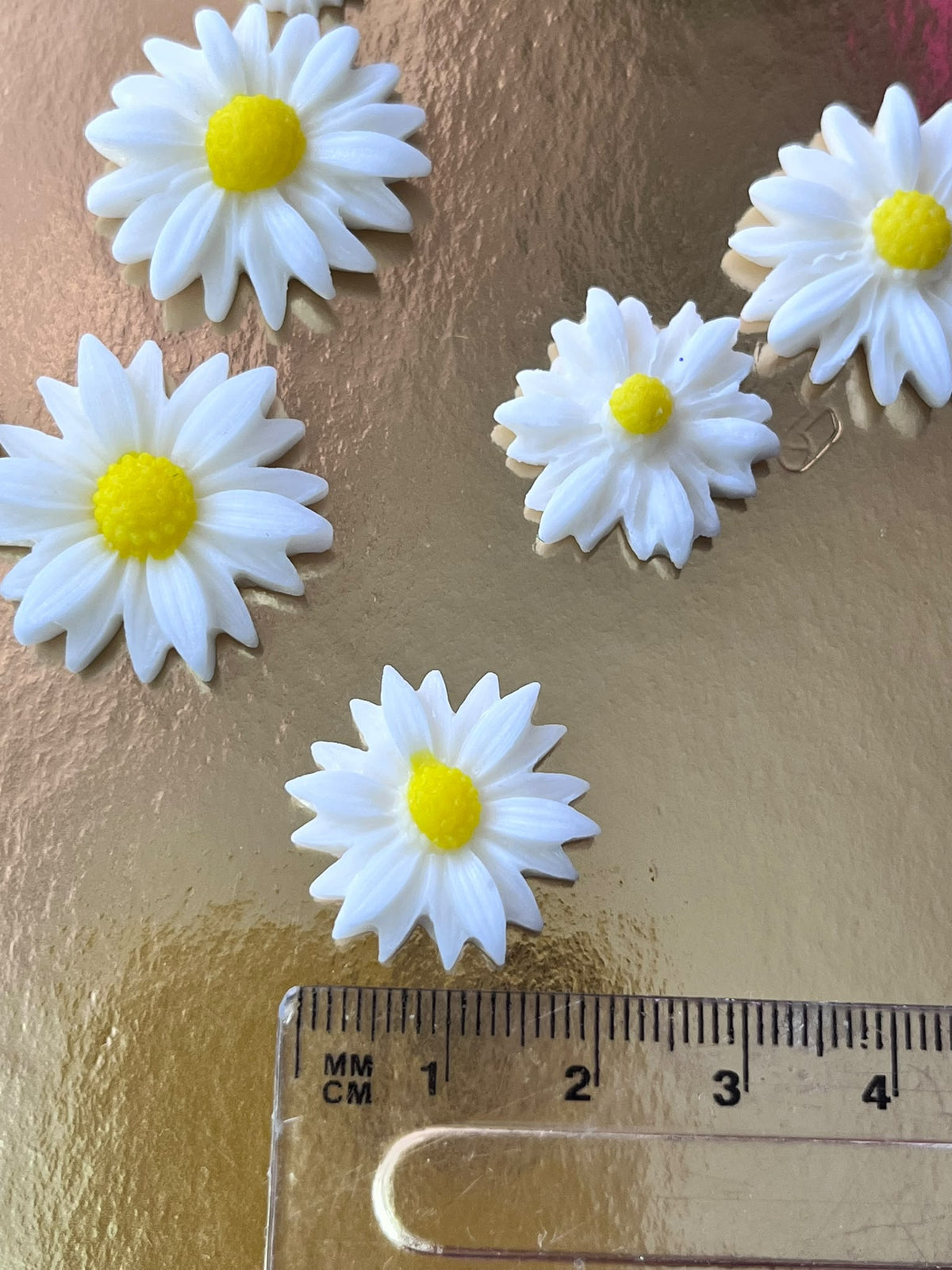 Edible Sugar Daisy Cake Decoration / Set of 24 Fondant Daisies