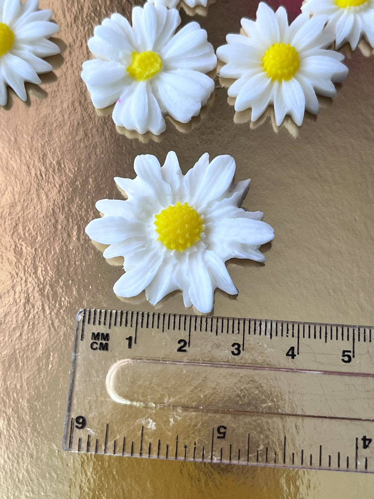 Edible Sugar Daisy Cake Decoration / Set of 24 Fondant Daisies