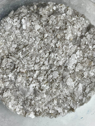 Perlweiß – Essbare Glitzerflocken aus Esspapier – 50 g Tortendeko