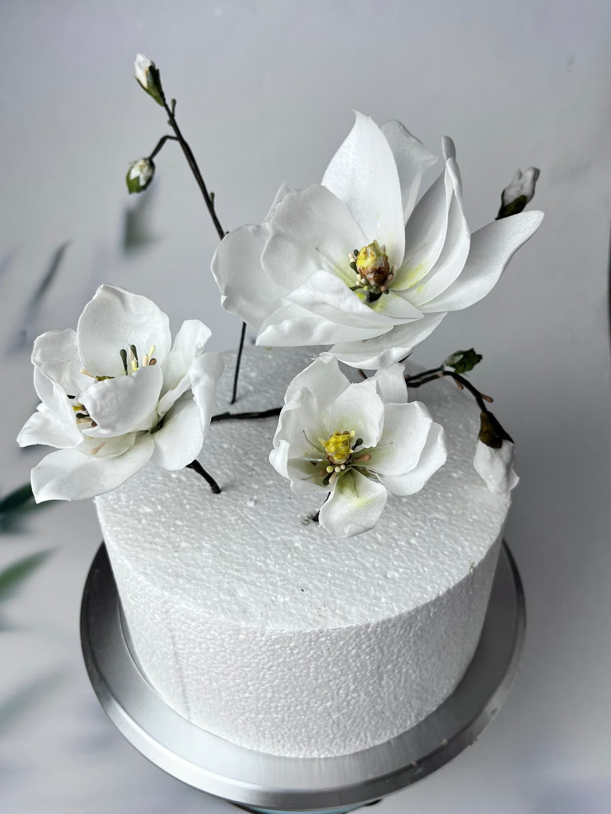 Handmade edible wafer paper magnolia flowers for cake decoration, image 4.
