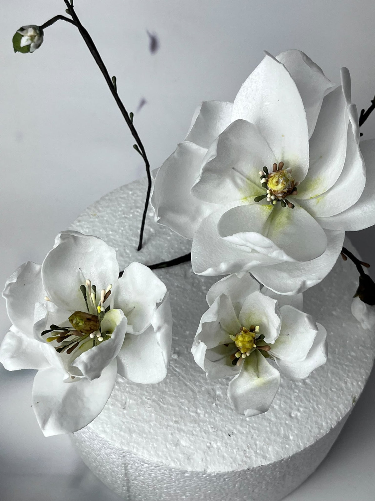 Handmade edible wafer paper magnolia flowers for cake decoration, image 5.