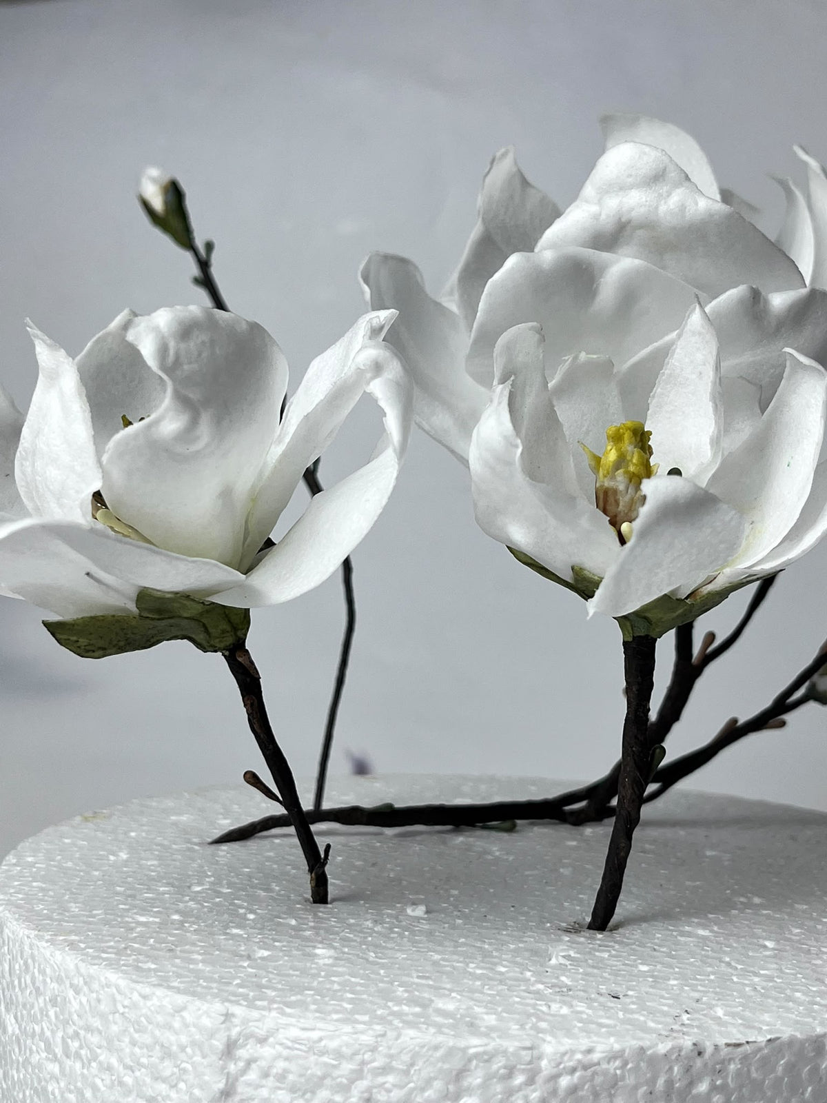 Handmade edible wafer paper magnolia flowers for cake decoration, image 6.