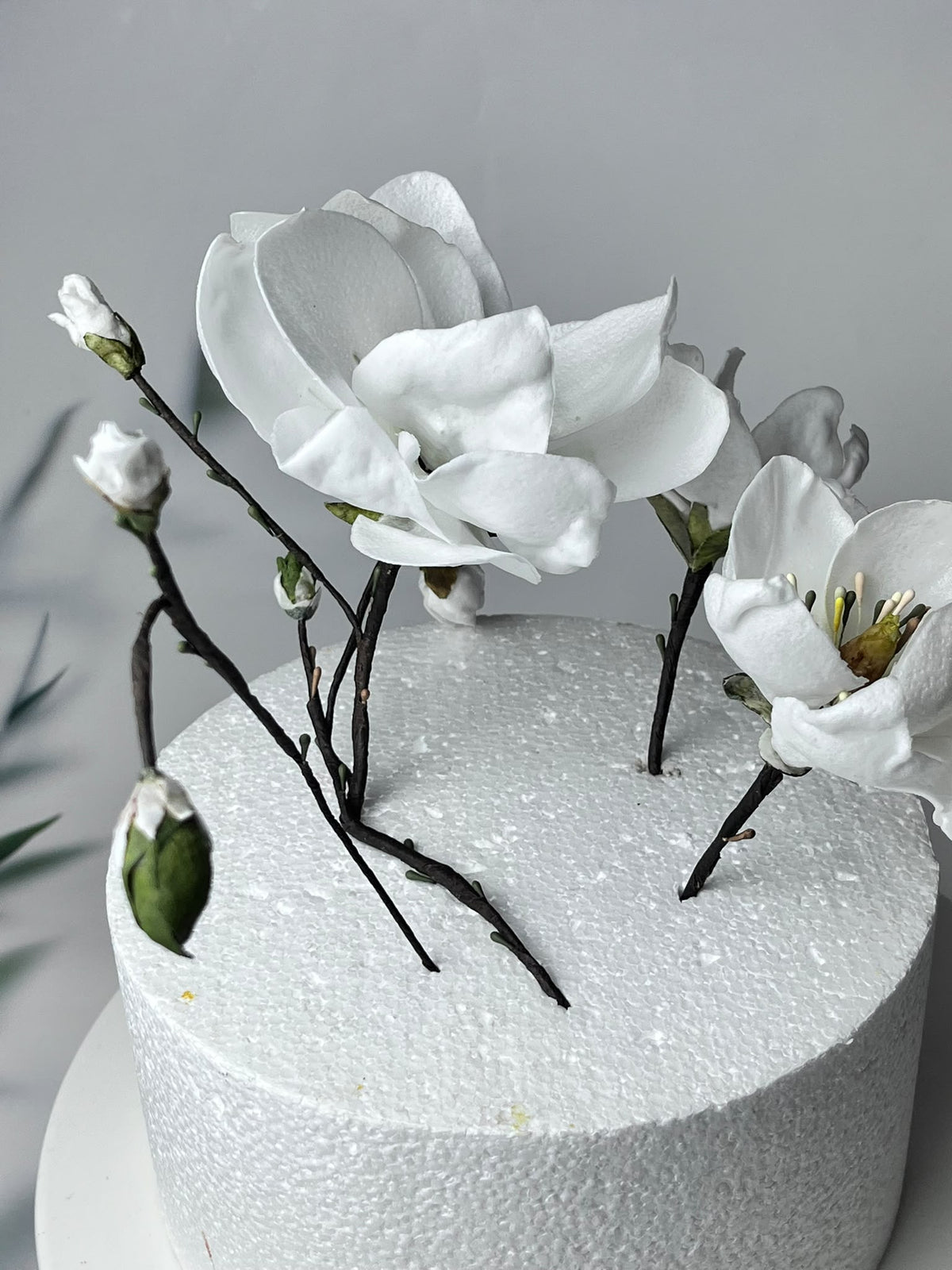 Handmade edible wafer paper magnolia flowers for cake decoration, image 7.