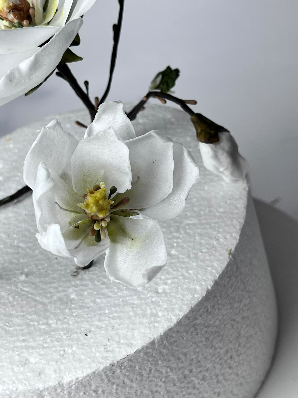 Handmade edible wafer paper magnolia flowers for cake decoration, image 8.