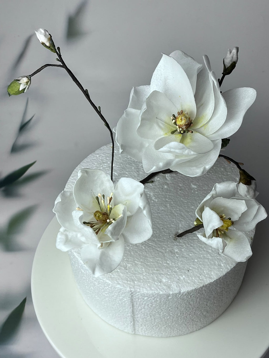 Handmade edible wafer paper magnolia flowers for cake decoration, image 9.